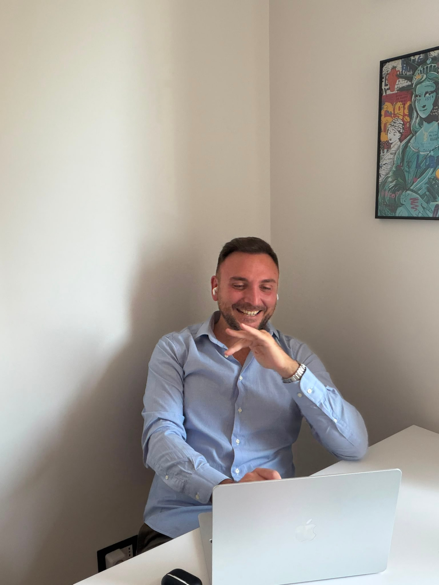 Riccardo Ugolini durante una call con un cliente